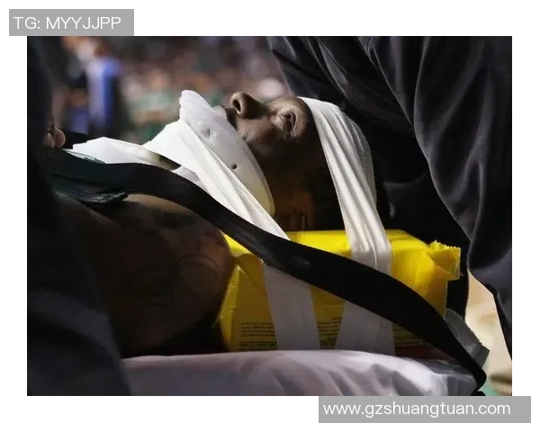 足球明星受伤被抬离赛场场面令人心疼 球迷为其担忧并送上祝福